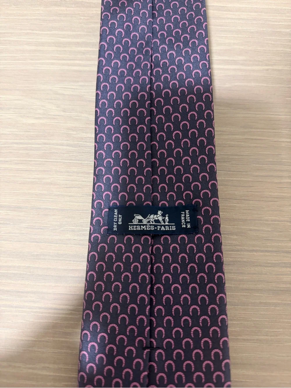 Hermes 100% Silk Pink & Navy Blue Horseshoe Pattern Men's Tie
